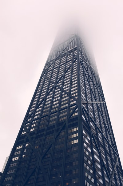 低角度摄影黑色的高层建筑
